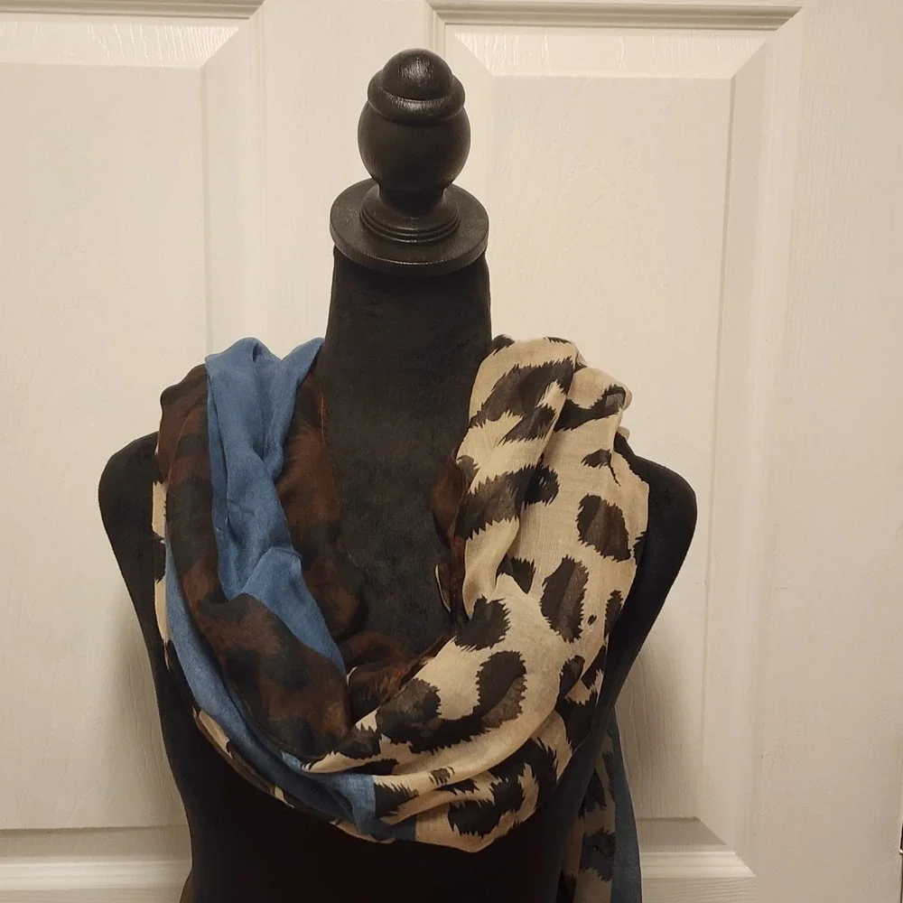 Shawl/Scarf In Animal Print/Blue /Taupe 36